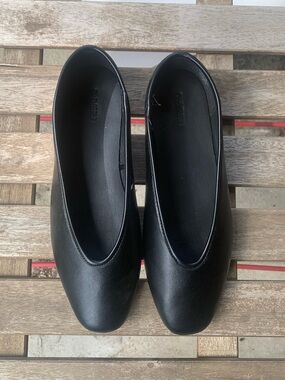 Old Navy Black Faux Leather Flat Pumps Size 10